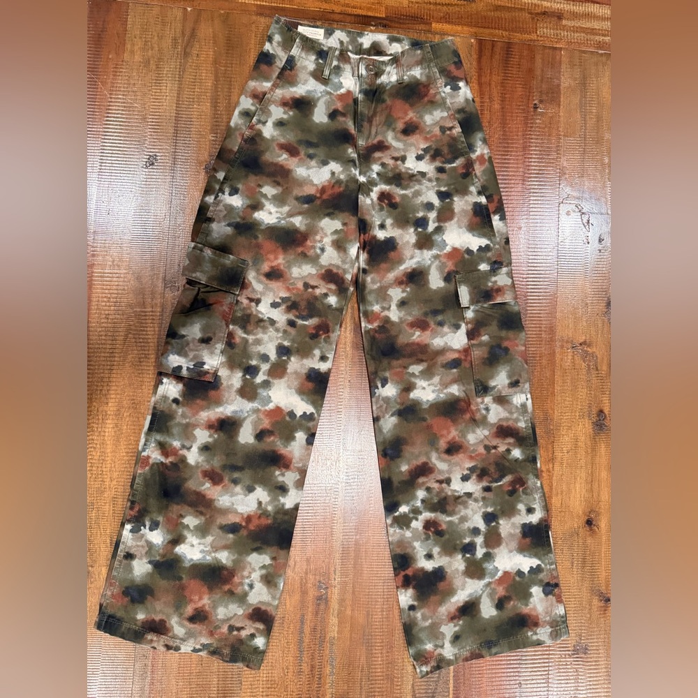 Levi’s Camo Baggy Cargo size 24